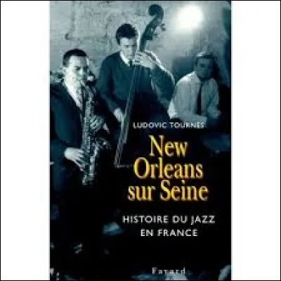 A peine j'ai cinq ans qu'on m'emmène 
Avec ma mère et mes frangins
Mon père pense qu'y aura du ... 
Dans la ville où coule ...