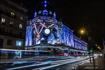 La capitale c'est bien joli 
Sûrement quand on la voit d'Passy 
Mais de Nanterre ou de ... 
C'est d'jà beaucoup moins folichon 
J'ai pas d'mal à imaginer 
Par où c'que mon père est passé 
Car j'ai connu quinze ans plus tard 
Le même tracas le même ...