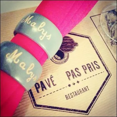 Quand on m'relache je suis ... 
Je suis comme un p'tit sac en papier 
Y a plus rien d'dans tout est cassé 
J'ai même plus envie d'une mémé 
Quand j'ai cru qu'j'allais m'réveiller 
Les flics m'ont vachement tabassé
Faut dire qu' j'm'étais amusé 
A leur balancer des ...