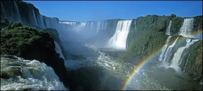La photo porte sur les chutes de Boyoma lesquelles consistent en une série de 7 cataractes se succédant. C'est à la fin de ces chutes que la Lualaba prend le nom du fleuve que nous cherchons, ceci pour 4 700 km avant d'aller se jeter dans l'Atlantique.
Nommez ce grand fleuve d'Afrique centrale.
