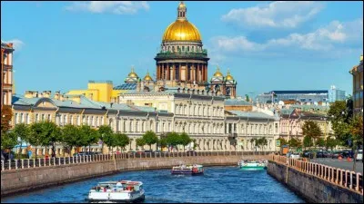 Pendant le siège de ''Léningrad'' par l'armée allemande de 1941-44, ce fleuve, gelé est devenu vital pour sa ville et permit de la ravitailler malgré le blocus et d'évacuer certains de ses habitants.
Quel est ce court fleuve qui constitue la voie navigable majeure de Pétersbourg : la Venise du Nord se situant sur ses rives et à travers les îles de son large delta ?
