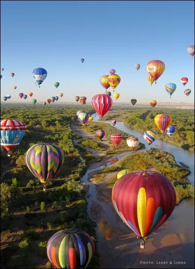 Pendant 9 jours en octobre, la Albuquerque International Air Ballon Fiesta crée un monde enchanté, un toile de fond spectaculaire. Les mots sont insuffisants pour décrire ces cieux vibrants de montgolfières, ces ballons colorés dans l'horizon.
Trouvez ce fleuve (3 051 km), théâtre de ce festival, dont on entend souvent parler parce qu'il sert de frontière entre les États-Unis et le Mexique.