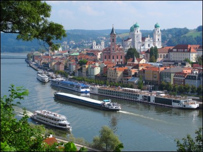 Ici, c'est Passau, la ville aux trois rivières, destination valse la plus emblématique d'une époque ''bleue''. C'est une photo que toutes les agences de voyages occidentales reçoivent des belles compagnies de croisières fluviales. Cela a été conté dans la suite de valses la plus célèbre de toute l'histoire de la musique, la plus jouée et enregistrée.
Quel est le nom de ce fleuve symbole ?