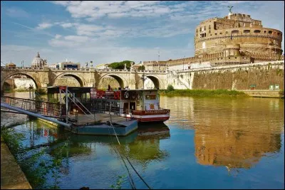 J'ai visité la ville éternelle en été et je n'ai pas été épaté par le débit d'un tel fleuve qui diminue progressivement jusqu'aux basses eaux. Le contact avec la Méditerranée se fait via Fiumicino. La navigabilité de l'ensemble demeure limitée.
Quel est ce fleuve qui n'a reçu qu'un seul pont pour le traverser dans la capitale et ceci jusqu'en 179 av. J.-C. ?