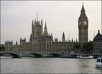 L'un des endroits les plus connus, ce fleuve coule devant Big Ben, la tour horloge du palais de Westminster, comme de la Chambre du Parlement (House of Communes & House of Lords).
Quel est le nom de ce fleuve de 346 km de long, dont la profondeur, 3,60 m jusqu'au pont de Londres, est suffisante pour des vaisseaux de 800 tonnes et qui, lorsqu'il débouche dans la mer du Nord, fait 10 km de large ?