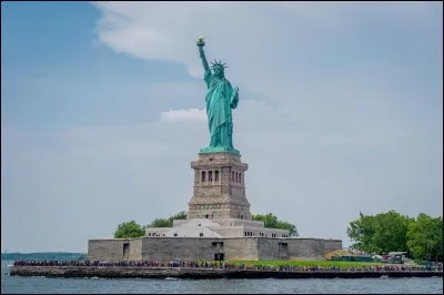 Qui est l'auteur de "La Statue de la Liberté" érigée à New York ?