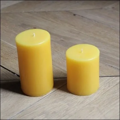 Sur cette photo, on peut voir deux bougies jaunes.