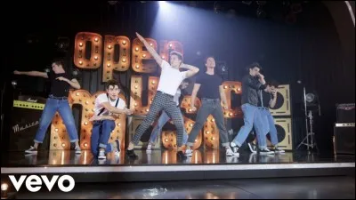 Sur cette photo les gar&ccedil;ons chantent :