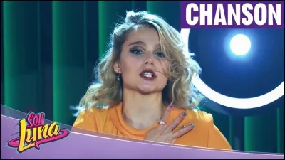 Sur cette photo Ámbre chante :