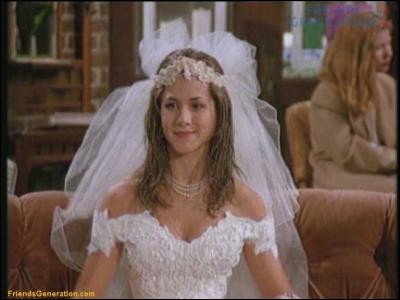 Qui arrive dans le premier épisode en robe de mariée ?
