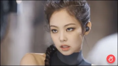 Pendant combien de temps Jennie a-t-elle été "trainee" (stagiaire) ?