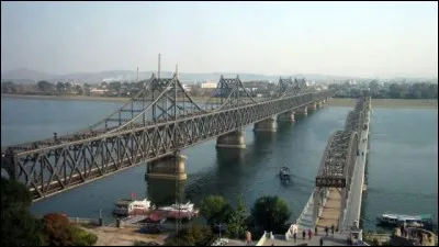 Le pays possède une frontière de 1 400 km avec la Chine. C'est ...