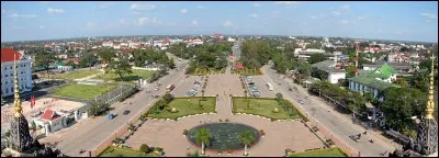 Sa capitale est Vientiane, c'est ...