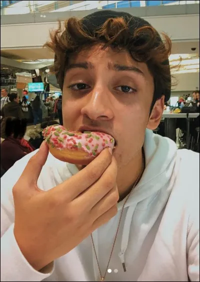 Comment s'appelle ce youtubeur ?