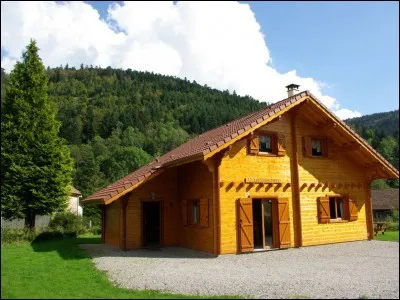 Dans la première émission, qui arrive dans le chalet ?