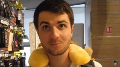 Comment s'appelle le pillow que Amixem perd durant sa vidéo à Dubaï ?