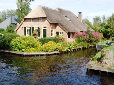 Dans quel département français d'outre-mer pourrez-vous découvrir la célèbre Maison Folio, dans le village d'Hell-Bourg, classé parmi les plus beaux villages de France ?