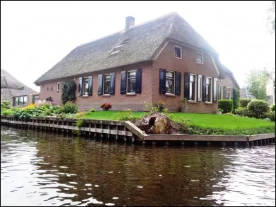 Dans quelle saga littéraire et cinématographique entendrez-vous parler de quatre maisons ?