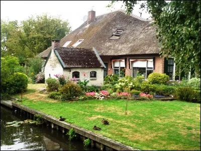 Dans quel sport de précision la cible porte-t-elle le nom de "maison" ?