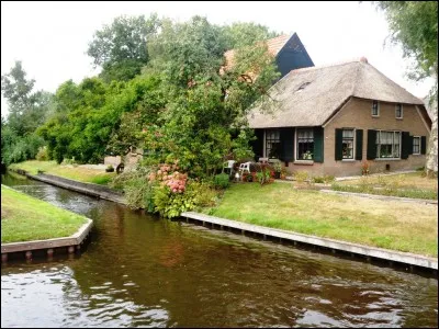 Dans quelle langue le mot "maison" se traduit-il par "hus" ?