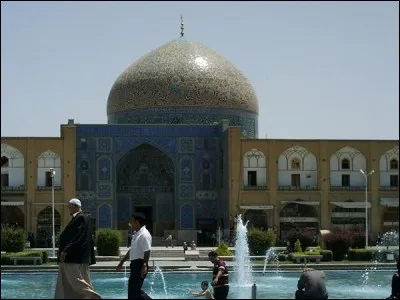 Quand je me suis retrouvé dans cette ville du Moyen-Orient, je fus immédiatement surpris par la beauté architecturale de la grande Mosquée bleue, située sur la place Meidan Emam.
Des enfants batifolaient dans les fontaines d'eau, des jeunes filles peignaient à l'aquarelle, les jardins étaient magnifiquement entretenus. Un superbe coucher de soleil clôtura cette belle journée.