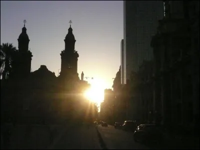 Arrivés très tard dans la nuit, le vol en provenance de Buenos-Aires ayant pris énormément de retard, nous prenons possession de l'appartement situé près de la Plaza de Armas. Nous décidons ensuite de sortir afin de nous restaurer. Nous tombons sur une petite épicerie tenue par un palestinien. Steeve en profita pour nous jouer un morceau à la guitare, rappelant son pays d'origine. Que d'émotions !