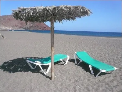 Avec ma maman, nous arrivons sur cet archipel de l'Océan Atlantique en plein été 2013. Un climat aride, le volcan du pic du Teide, des plages désertes, une surprenante diversité écologique (pinèdes, dragonniers, cactus énormes, lézards). De retour sur Paris, en effectuant des recherches, j'apprends que génétiquement, les habitants de cet archipel descendent de la branche berbère.