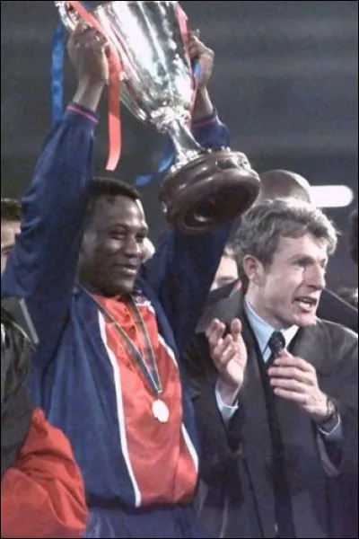 En quelle année le PSG gagne-t-il la Coupe d'Europe des Vainqueurs de Coupe ?