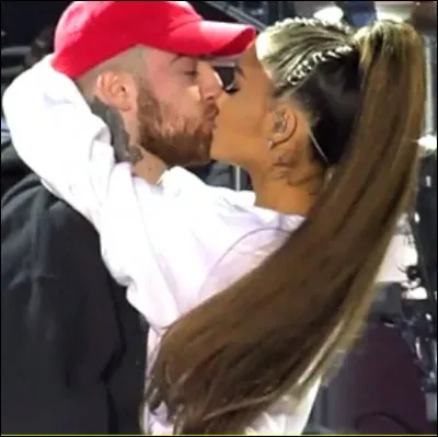 Qui est son petit copain, présent sur cette photo ?