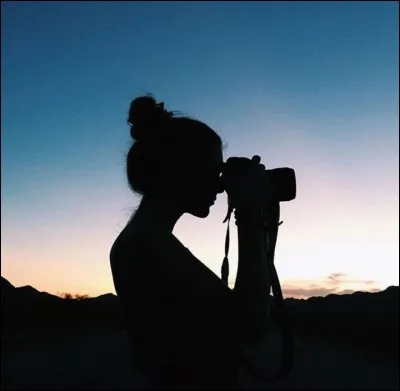 Pourquoi le personnage principal a-t-il pour passion la photographie ?