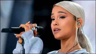 Ariana a chanté au début des concerts de la tournée d'un chanteur. Lequel ?