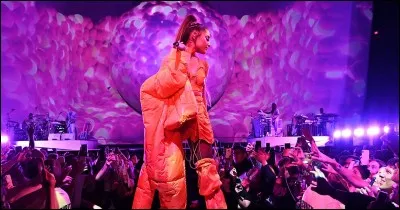 Par quelle chanson commence son show : Sweetener/Thank U, Next World Tour ?