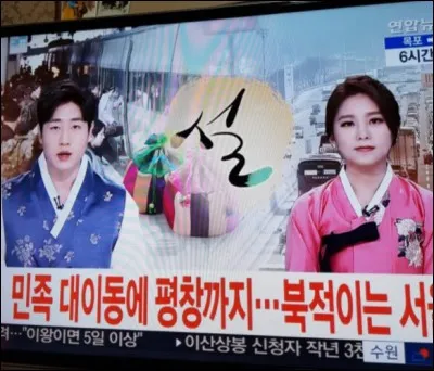 Parfois, on voit même les présentateurs de télévisions arborer le costume traditionnel, les "hanboks", dans une version moderne aux couleurs assez criardes. Notamment lors ... (Complétez !)