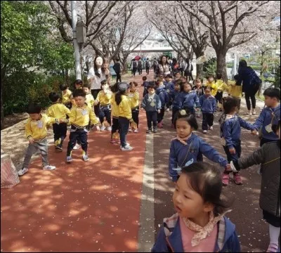 Dès la maternelle, les écoliers portent un uniforme aux couleurs de leur établissement. Quel en est la principale raison ?