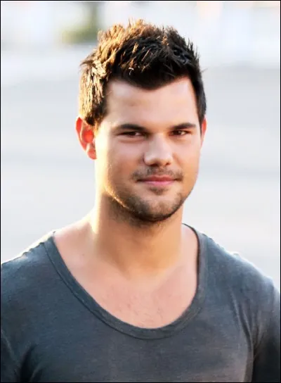 Grâce à quelle saga, Taylor Lautner est-il connu ?