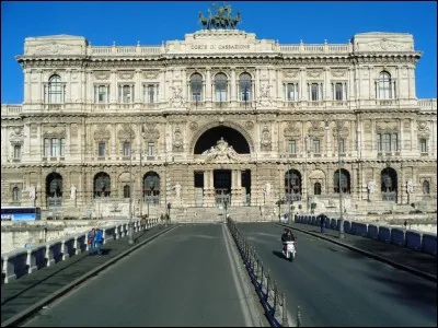 De quel pouvoir cet impressionnant édifice est-il le siège ?