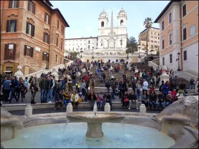 Quelle est cette place, l'une des plus célèbre de Rome, avec sa fontaine et ses fameuses marches menant à l'église de la Sainte-Trinité-des-Monts ?