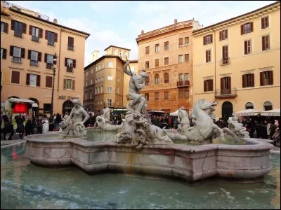 Cette autre place, piétonne, située en centre-ville, est célèbre pour ses nombreuses fontaines et terrasses. Quelle est-elle ?