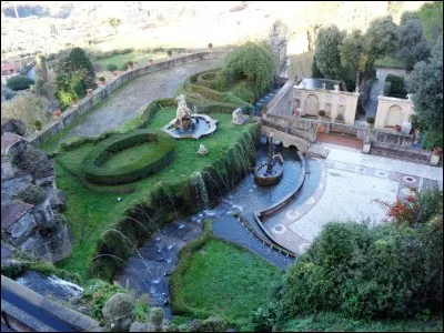 Enfin, quelle est cette petite ville, située à une trentaine de kilomètres à l'est de Rome, sur les premiers contreforts des Apennins, abritant notamment la villa d'Este, de style renaissance, et les ruines de la villa de l'Empereur Hadrien ?