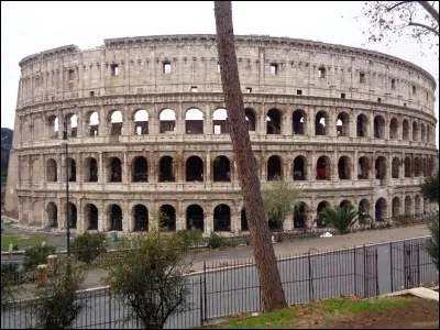 Voici sans doute le plus célèbre monument romain : le Colisée. Quel était son nom sous l'Empire Romain ?