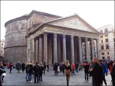 Voici le monument romain le mieux conservé de la ville : le Panthéon. Parmi ces grands peintres de la Renaissance italienne, lequel y est enterré ?
