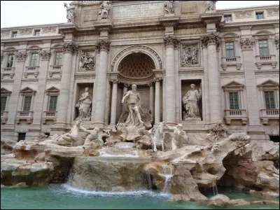 Passons à l'époque baroque, symbolisée par les nombreuses fontaines de Rome, dont voici la plus célèbre : la fontaine de Trévi. Quel Dieu romain est représenté au centre de la fontaine ?