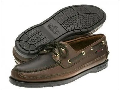 Laquelle de ces chaussures est une chaussure basse ?