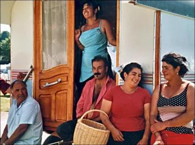 Lequel de ces mots ne dsigne pas la communaut des 'gens du voyage' ?