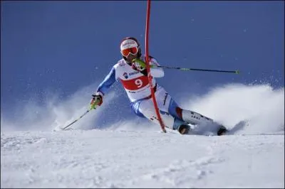 A ski, comment s'appelle une descente comportant une srie de virages imposs ?