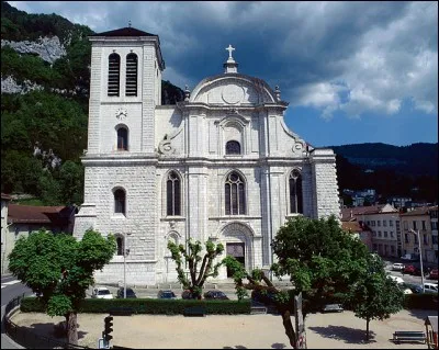 Cette cathédrale Saint-Pierre, édifiée du XVe au XVIIIe en Franche-Comté, se trouve à ...