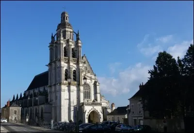 Cette cathédrale Saint-Louis, construite aux XVIe et XVIIe dans un style gothique tardif et dont la tour-clocher domine toute la ville et la Loire, se trouve à ...
