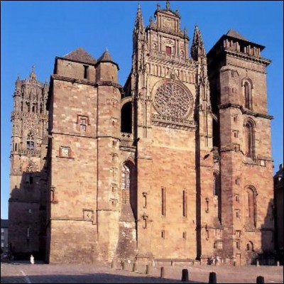 Cette cathédrale Notre-Dame, construite entre le XIIIe et XVIe siècles, dont le clocher de 87 mètres est visible à des kilomètres, se trouve à ...