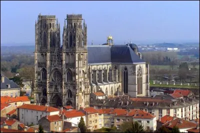 Cette cathédrale Saint-Etienne, construite au XIIIe siècle et dotée d'une façade flamboyante au XVe, se trouve à ...