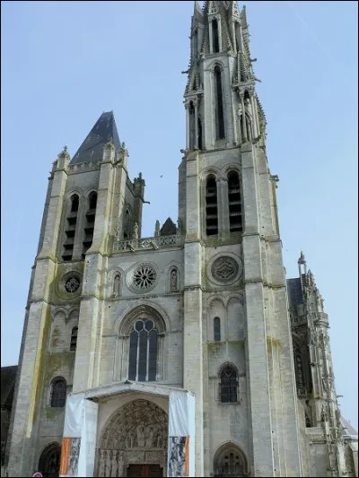 Cette cathédrale Notre-Dame, construite dans la deuxième moitié du XIIe siècle, se trouve à ...